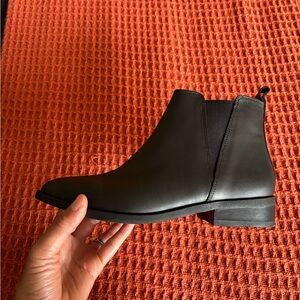 Nisolo Black Ankle Boots with Minimalist Elegance